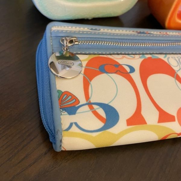 **SOLD**Coach Signature Optic Butterfly Wallet - Picture 4 of 10